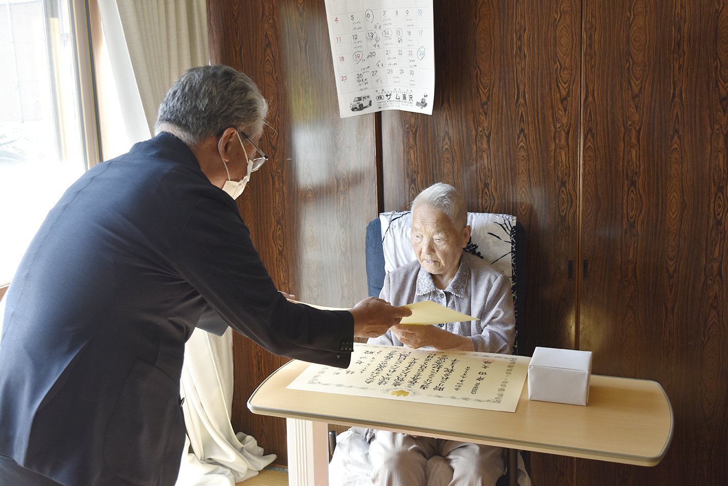 田村町長から褒賞を受け取る林さん