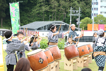 広場に響いた雪おろし太鼓