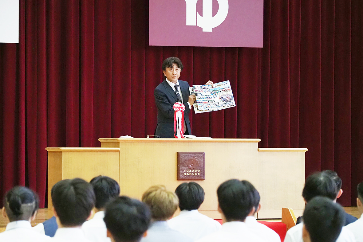 恩師の先生が激励の言葉を話している様子