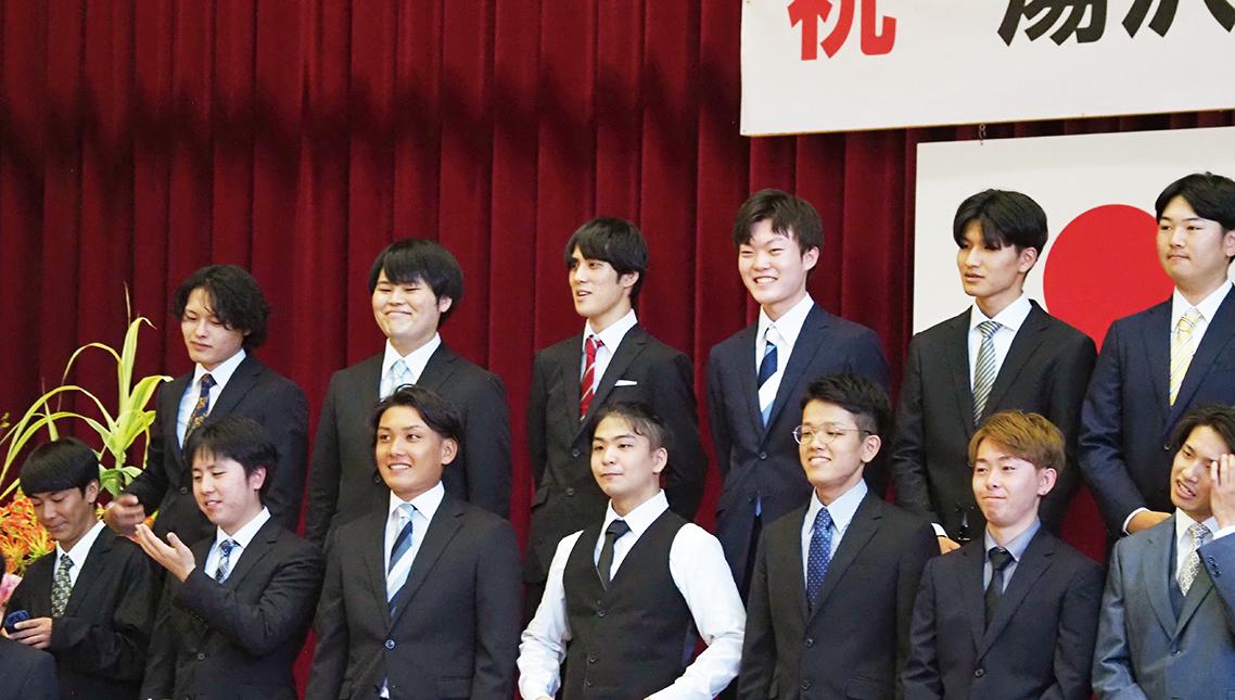 記念撮影のためステージに並ぶ男子