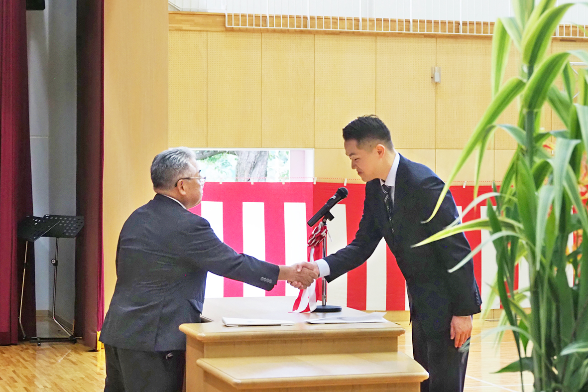 謝辞を述べ、町長と握手する大内さん