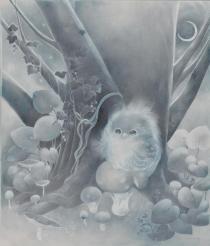大きな木の根元に小鳥のひなと、きのこや植物が淡い優しいタッチで描かれている作品