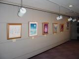 額に入った5枚の作品の左側からの写真