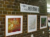 額に入った3枚の作品が展示されている写真