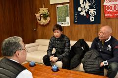 若月 隼太選手と関係者の男性が町長と向かい合って座り、話をしている写真