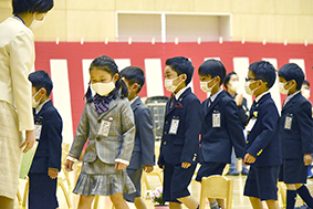 入場行進をする新1年生
