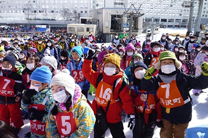 男子大回転競技を観戦する湯沢学園の子どもたち