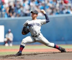 試合中にグラウンドで、ユニフォームを着た今村選手が右手にグローブを持って、左手で持ったボールを振り上げて投げようとしている写真
