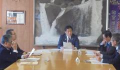 実行委員会で、関係者が手元の資料を見ながら話をしている写真