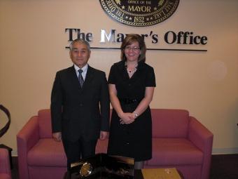 副郡長の女性とと教育長が並んでいる写真