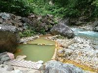 河原にある赤湯のお風呂
