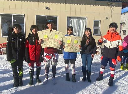 アスペンスキー部の皆さん（写真中央には、賞状を掲げる清水さんと斎木さん）