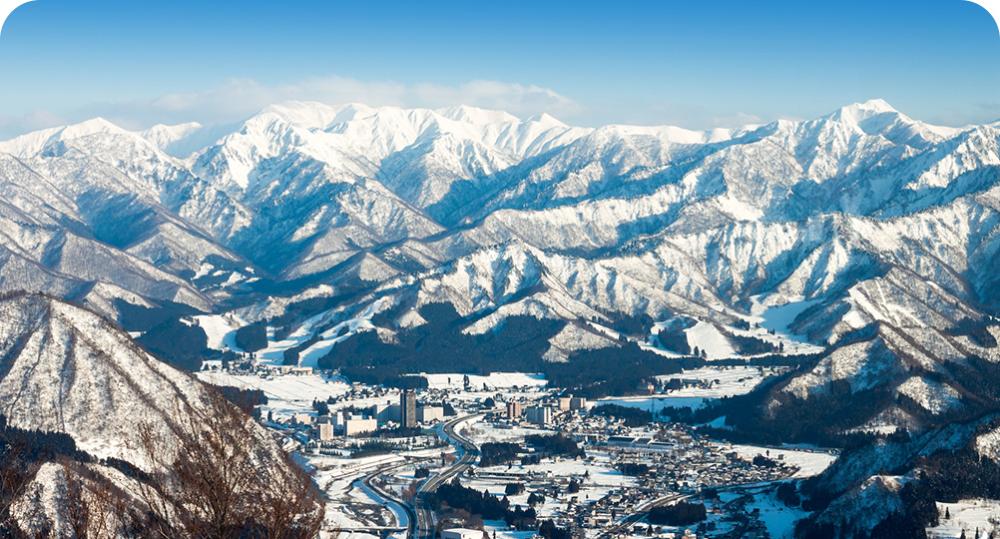 雪が積もっている日の湯沢町の風景画像
