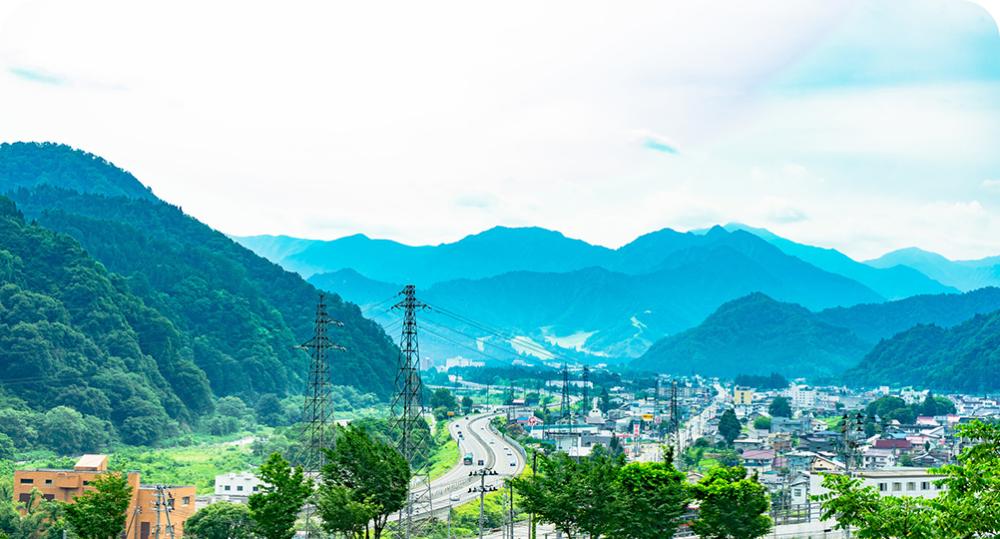 晴れた日の湯沢町の風景画像