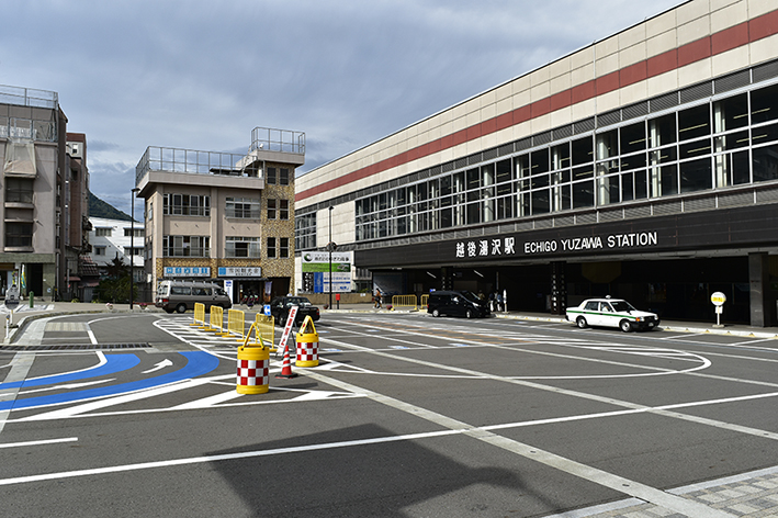 越後湯沢駅西口広場の全景写真