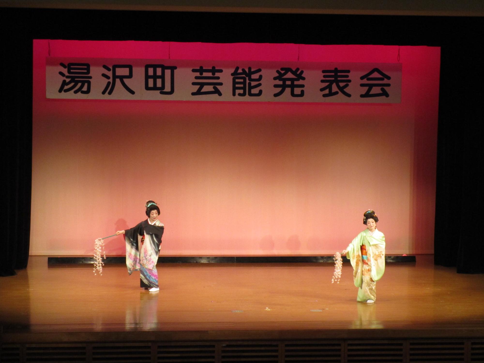 舞台で舞踊を披露する山田舞踊研究会のメンバーの写真