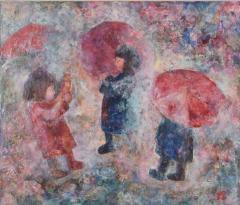 三人の子どもがカッパを着て雨靴を履いて赤い傘をさしている様子を淡いタッチで描いている作品