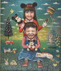 笑顔の幼い女子が2人中央に描かれており、後ろには髪の長い女がミニーマウスの耳のカチューシャを頭に付けてミニーマウスのぬいぐるみを右手に持ち、座っているい女の子がミッキーマウスのぬいぐるみを持っている絵が描かれている作品