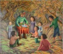 森の中で、子ども達が人形遣いの男性を囲んで座っており、男性が膝の上で人形遣いをしている作品