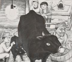 牛小屋で母牛に餌を与えている男性と子牛の体を拭いている男性が描かれており、その様子を母親と娘が柵の外から見ている様子を白黒の絵で表現している作品