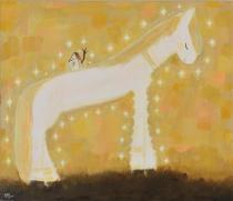 白く光っている馬のような動物の背中に小さな家がある作品