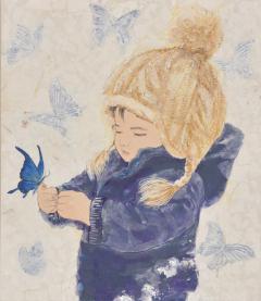 背景に飛んでいる青い蝶が薄いタッチで描かれ、茶色の大きな毛糸の帽子を被り、紺色のパーカーの上着を着た幼児が手に停まっている青い蝶に目を向けている絵画の作品