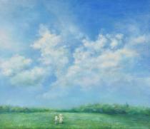 草原の中に2人立っており、青い空に白い雲が浮かんでいる空が描かれている作品