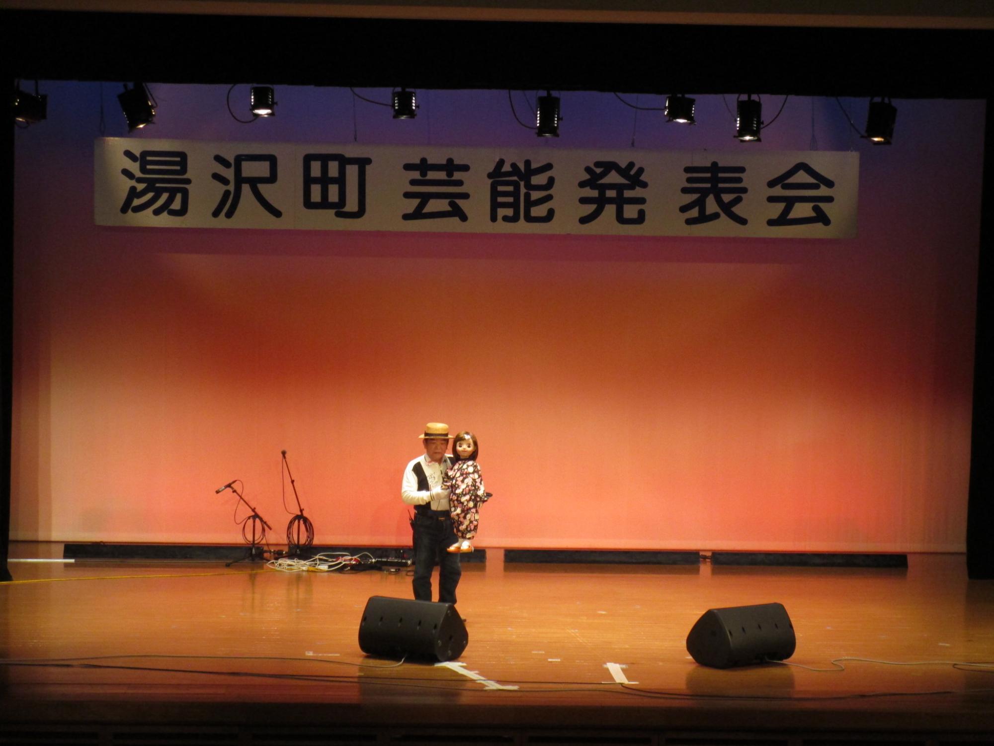 舞台で腹話術をする越南竜飛会のメンバーの写真