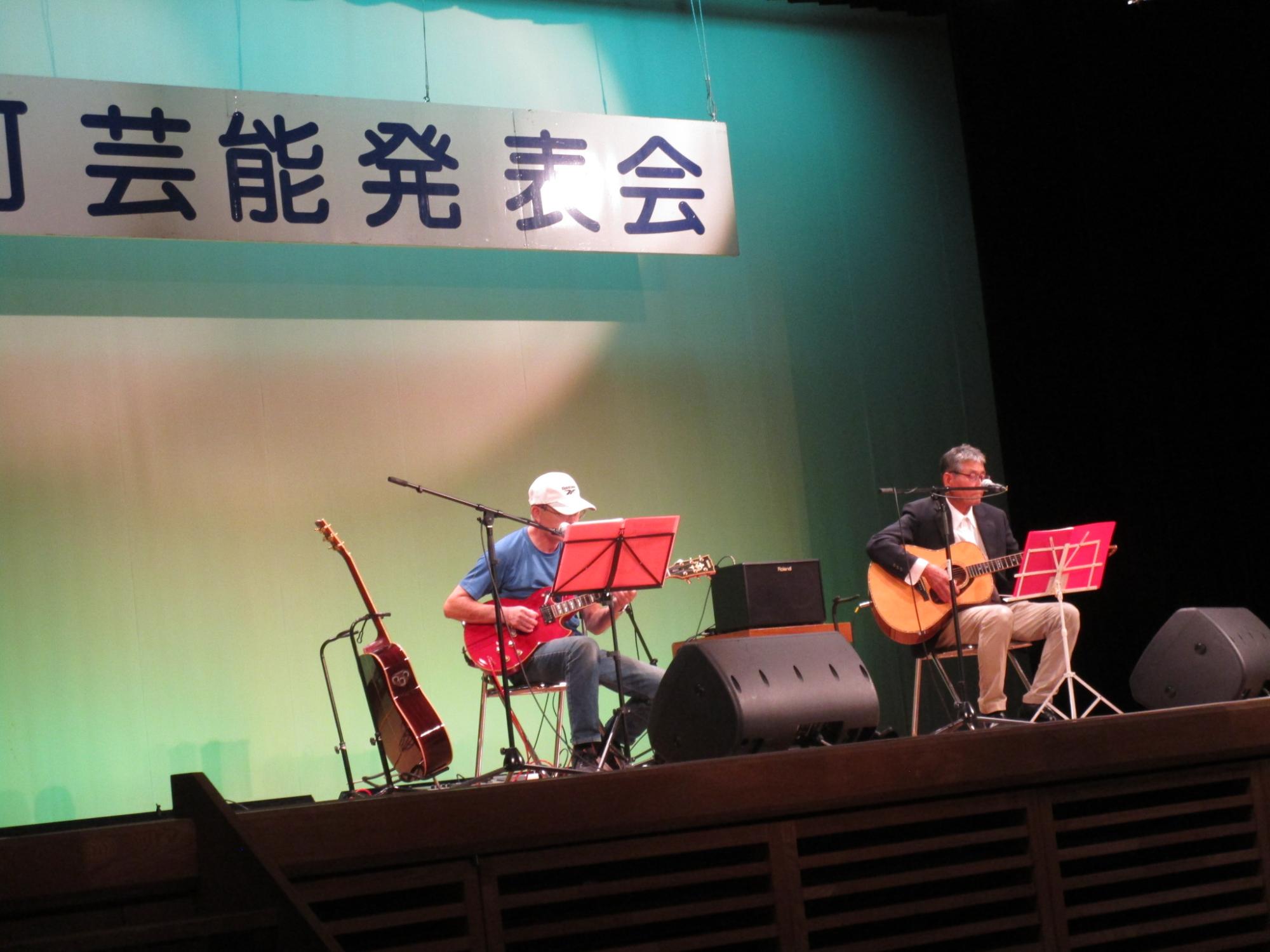 舞台で演奏、歌唱するフレンドクラブのメンバーの写真