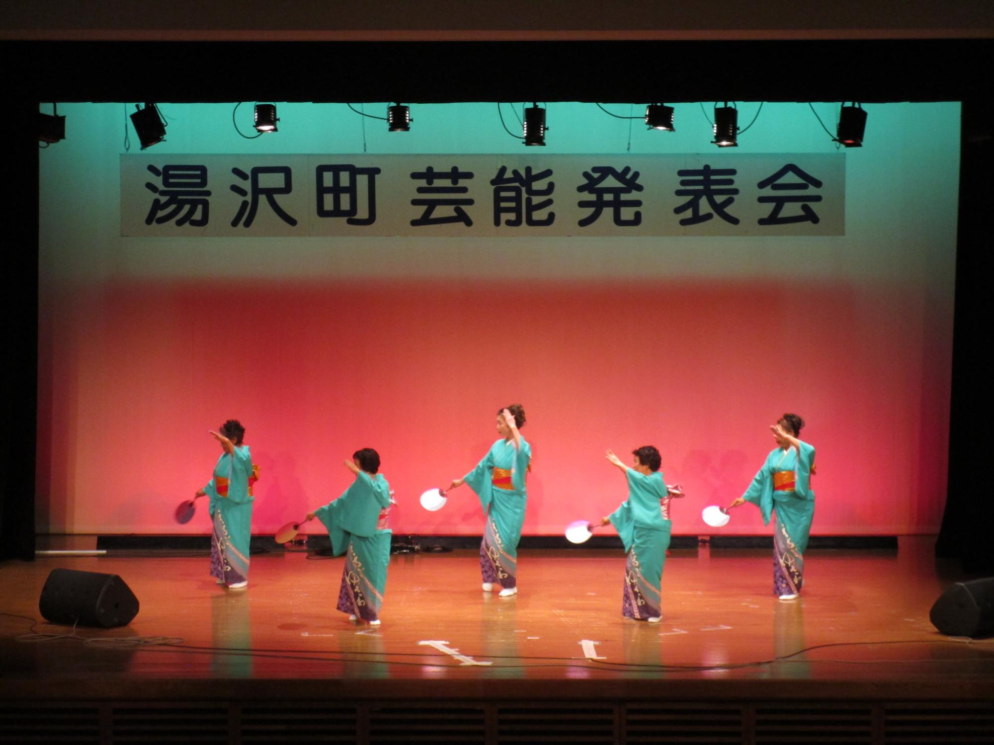 舞台で踊る美雪会のメンバーの写真