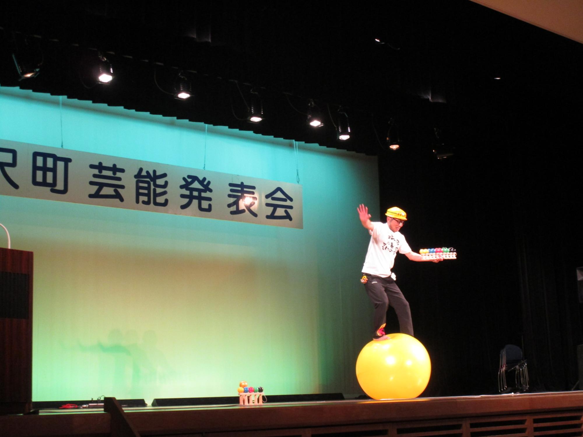 舞台の上で大道芸を披露するピエールKの写真