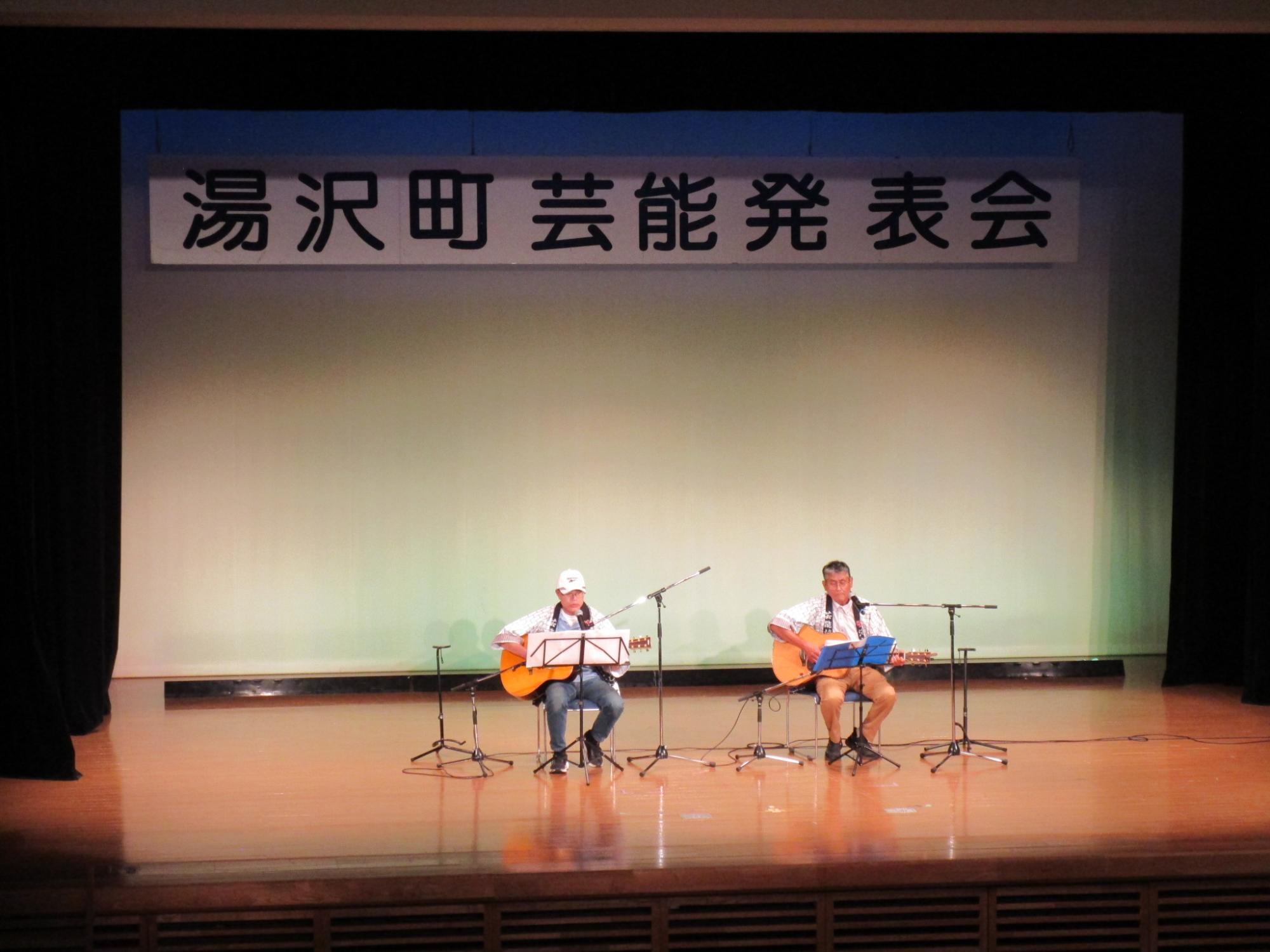舞台で演奏、歌唱するフレンドクラブのメンバーの写真