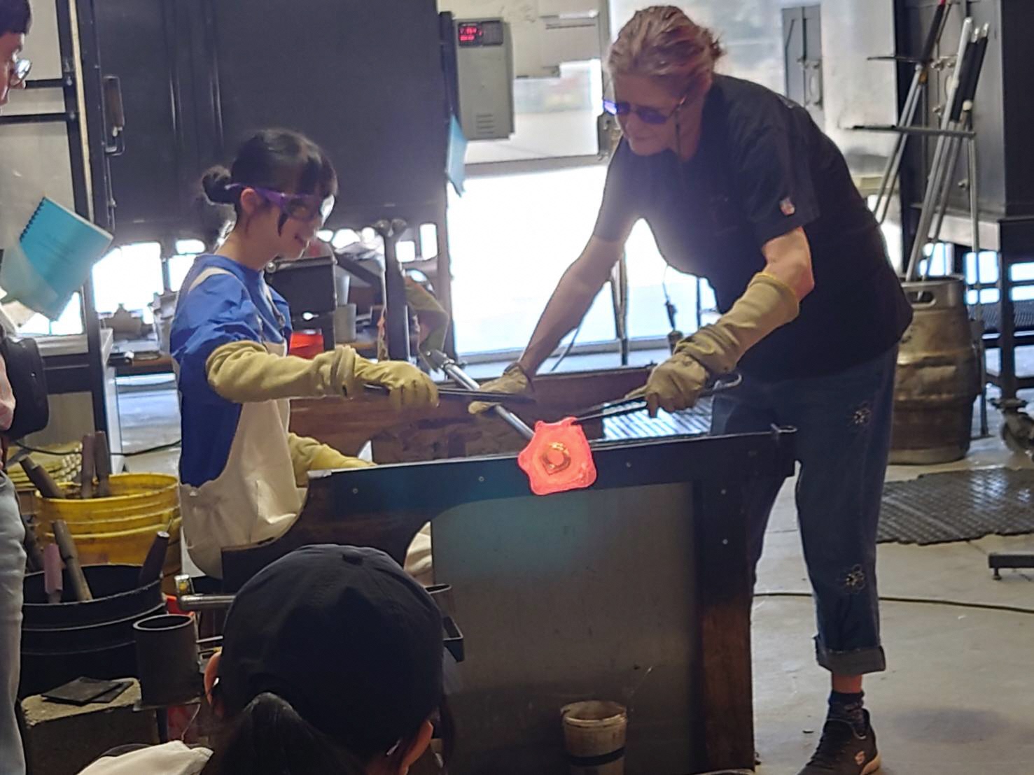 ガラス工場見学