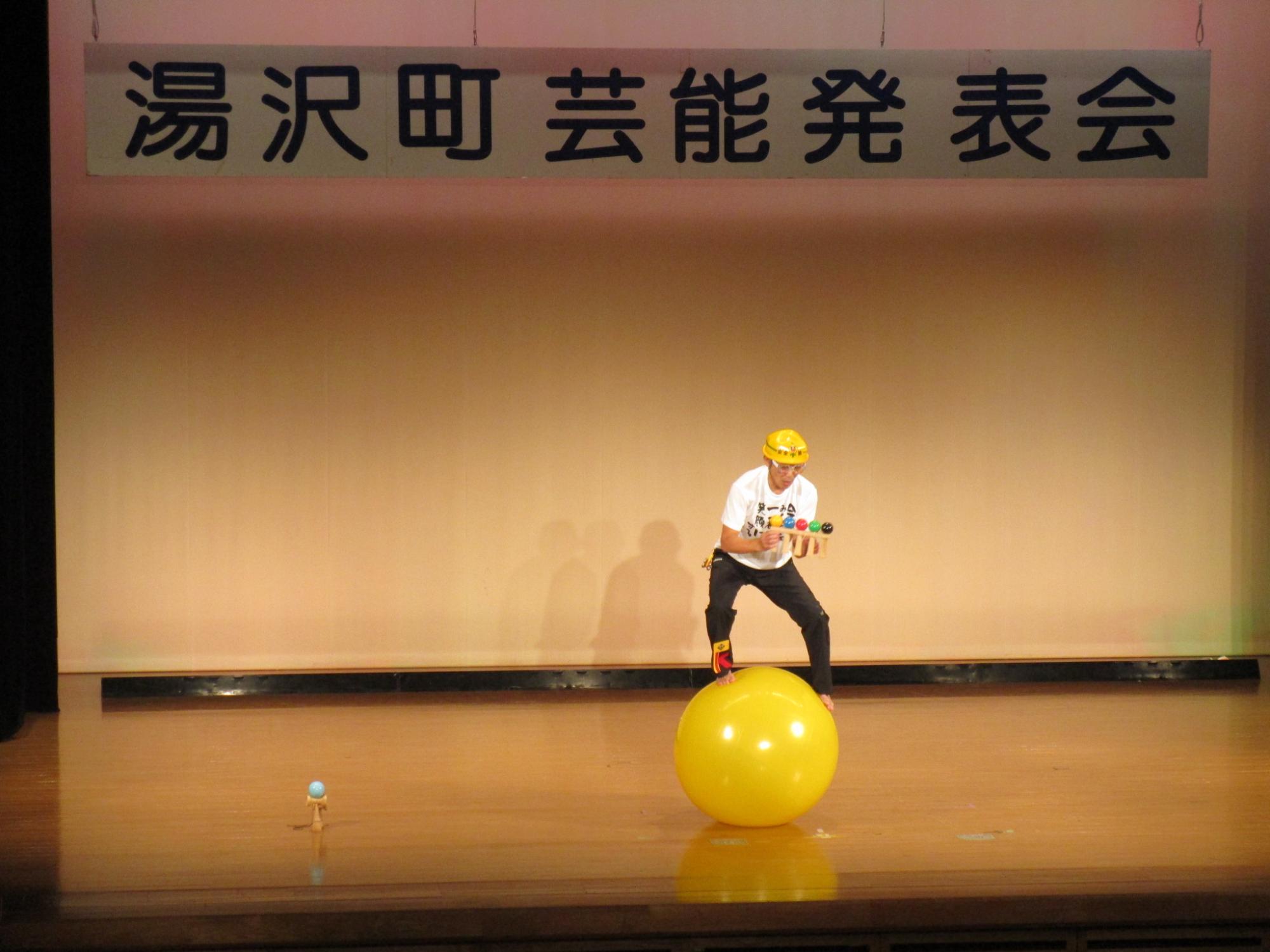 舞台の上で大道芸を披露するピエールKの写真