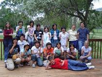 第1回平成16年度の湯沢学園生徒姉妹都市マグナ派遣での参加学生と外国人男女の集合写真