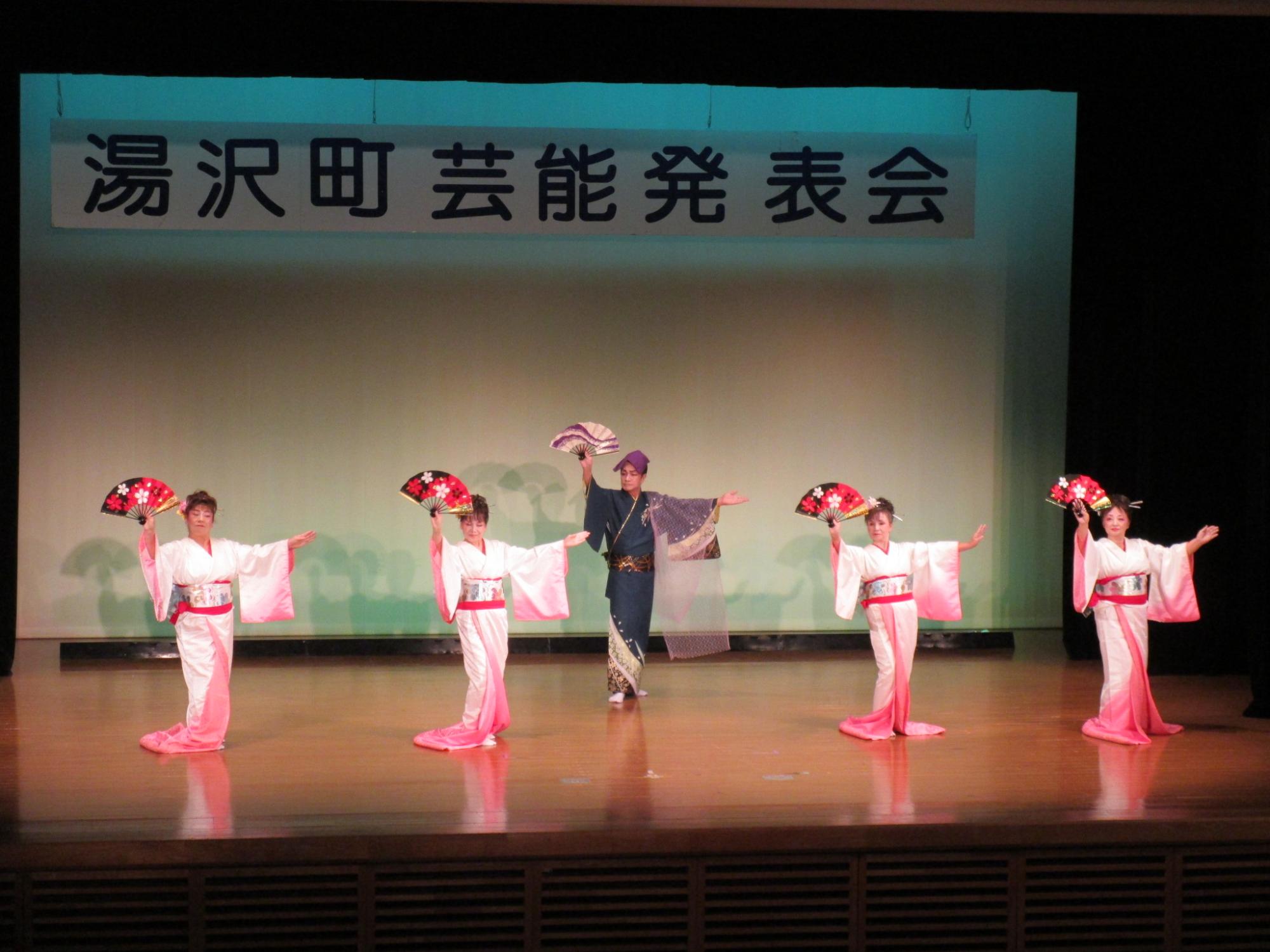 舞台で舞踊を披露するすずか日舞社中のメンバーの写真