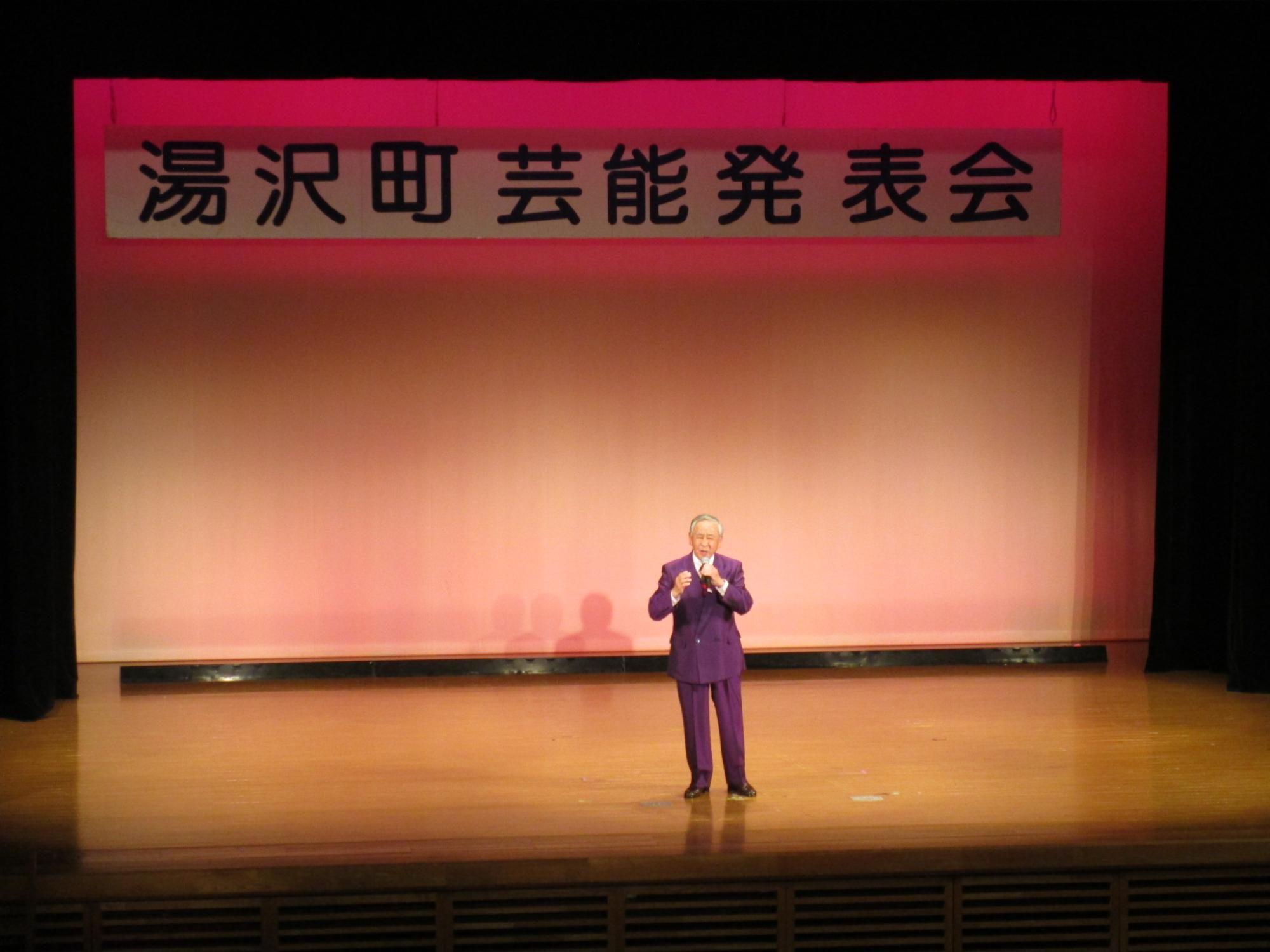 舞台で歌唱する田村演歌教室のメンバーの写真