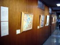 廊下に、額に入った作品が展示されている写真
