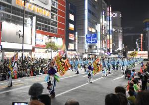 池袋西口周辺でよさこいを踊る様子