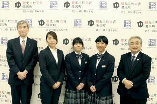 左2番目から長谷川選手、金井選手、太田選手と左端に男性1名、右端に町長が一緒に写っている写真