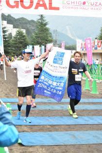 ハーフの部でゴールする皆川賢太郎さん