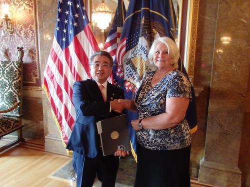 田村町長とスーザン・ダックワース議員が握手をしている写真