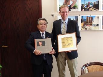 田村町長とベン・マクアダムス郡長が資料をもって並んでいる写真